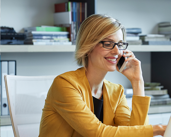 femme souriant au téléphone