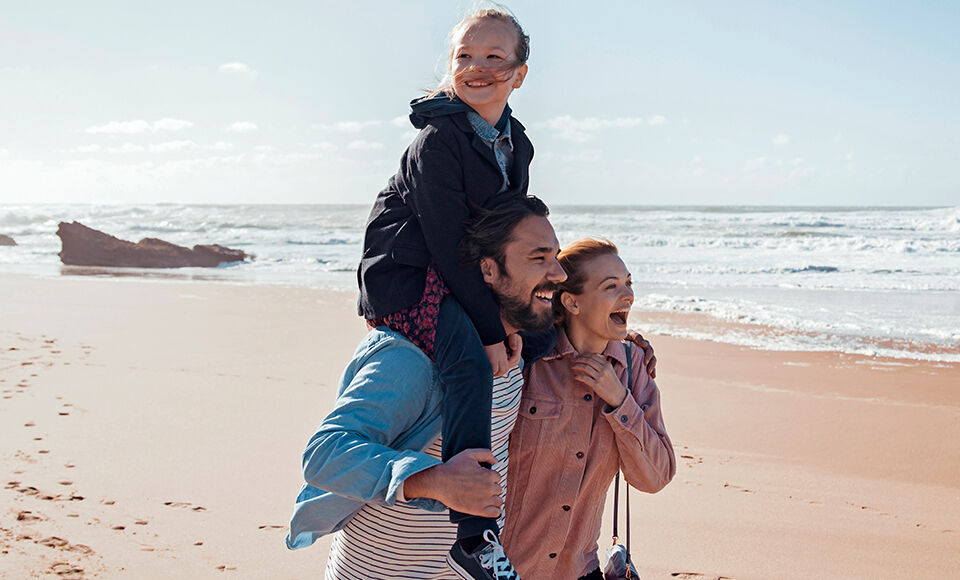 famille au bord de plage